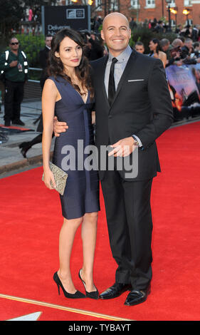 Amerikanischen Schauspieler Billy Zane und seine Freundin Kroatische model Jasmina Hdagha nehmen an der Weltpremiere von 'Titanic 3D' in der Royal Albert Hall in London am 27. März 2012. UPI/Paul Treadway Stockfoto