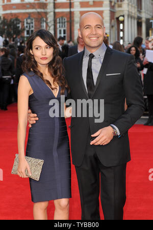 Amerikanischen Schauspieler Billy Zane und seine Freundin Kroatische model Jasmina Hdagha nehmen an der Weltpremiere von 'Titanic 3D' in der Royal Albert Hall in London am 27. März 2012. UPI/Paul Treadway Stockfoto