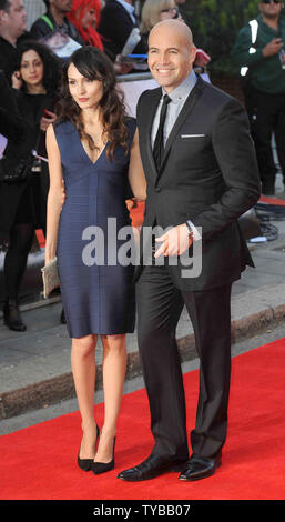 Amerikanischen Schauspieler Billy Zane und Seine kroatischen Modell freundin Jasmina Hdagha nehmen an der Weltpremiere von 'Titanic 3D' in der Royal Albert Hall in London am 27. März 2012. UPI/Paul Treadway Stockfoto