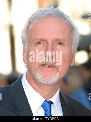 Der amerikanische Regisseur James Cameron besucht die Weltpremiere von 'Titanic 3D' in der Royal Albert Hall in London am 27. März 2012. UPI/Paul Treadway Stockfoto