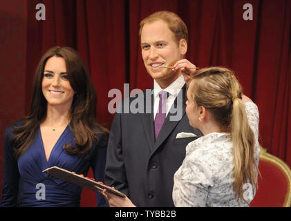 Neue waxwork Zahlen des Prinzen William, Herzog von Cambridge, und Katharina, Herzogin von Cambridge sind bei Madame Tussauds in London am 4. April 2012 ergab. UPI/Paul Treadway Stockfoto