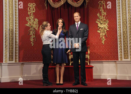 Neue waxwork Zahlen des Prinzen William, Herzog von Cambridge, und Katharina, Herzogin von Cambridge sind bei Madame Tussauds in London am 4. April 2012 ergab. UPI/Paul Treadway Stockfoto