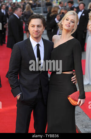 Amerikanische Schauspieler Zach Braff und seiner Amerikanischen fashion model Freundin Taylor Bagley besucht "Olivier Awards 2012" am Royal Opera House in London am 15. April 2012. UPI/Paul Treadway Stockfoto