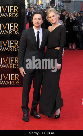 Amerikanische Schauspieler Zach Braff und seiner Amerikanischen fashion model Freundin Taylor Bagley besucht "Olivier Awards 2012" am Royal Opera House in London am 15. April 2012. UPI/Paul Treadway Stockfoto