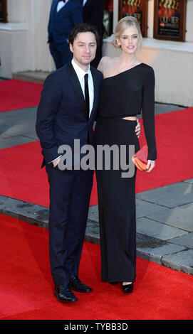 Amerikanische Schauspieler Zach Braff und seiner Amerikanischen fashion model Freundin Taylor Bagley besucht "Olivier Awards 2012" am Royal Opera House in London am 15. April 2012. UPI/Paul Treadway Stockfoto