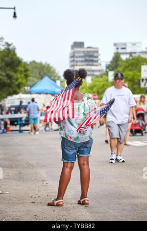 New York, USA - 04. Juli 2018: Frau mit amerikanischen Flaggen während der bundesweiten Feiertag in den Vereinigten Staaten zum Gedenken an die Erklärung der Unabhängigkeit. Stockfoto