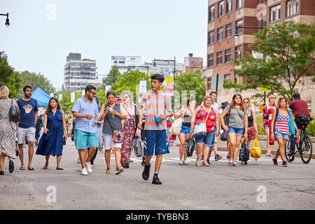New York, USA - Juli 04, 2018: Die Menschen laufen 4. Juli Feuerwerk in der Gantry Plaza State Park während der bundesweiten Feiertag in den Usa com zu sehen Stockfoto