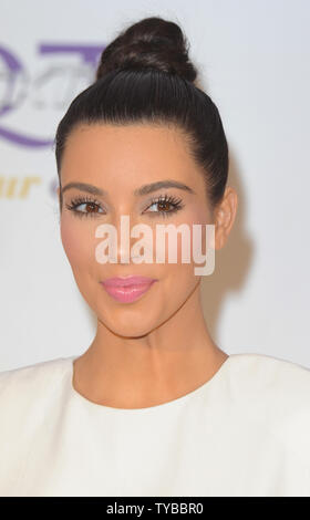 Amerikanische socialite Kim Kardashian nimmt ein Foto Anruf an "Quick Trim' an Westfieldin London am 19. Mai 2012 zu fördern. UPI/Rune Hellestad Stockfoto