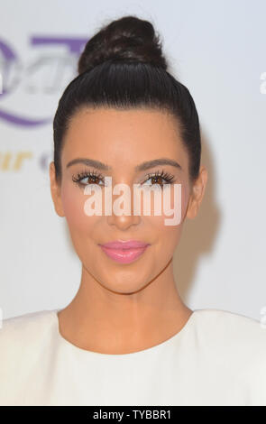 Amerikanische socialite Kim Kardashian nimmt ein Foto Anruf an "Quick Trim' an Westfieldin London am 19. Mai 2012 zu fördern. UPI/Rune Hellestad Stockfoto