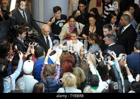 Amerikanische socialite Kim Kardashian nimmt ein Foto Anruf an "Quick Trim' an Westfieldin London am 19. Mai 2012 zu fördern. UPI/Rune Hellestad Stockfoto