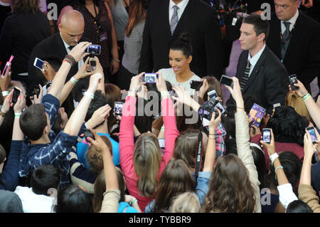 Amerikanische socialite Kim Kardashian nimmt ein Foto Anruf an "Quick Trim' an Westfieldin London am 19. Mai 2012 zu fördern. UPI/Rune Hellestad Stockfoto