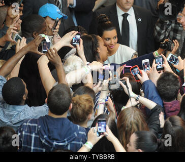 Amerikanische socialite Kim Kardashian nimmt ein Foto Anruf an "Quick Trim' an Westfieldin London am 19. Mai 2012 zu fördern. UPI/Rune Hellestad Stockfoto