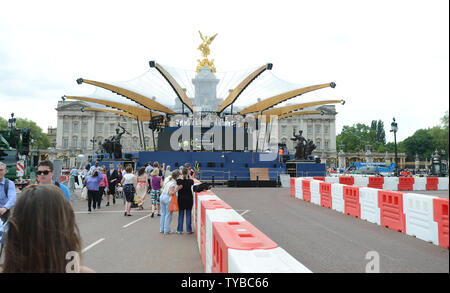 Die Vorbereitungen sind rund um den Buckingham Palace vor Diamond Jubiläumsfeierlichkeiten Königin Elisabeth II. in London am 30. Mai 2012. Diamond Jubiläumsfeierlichkeiten statt Juni 2-5. UPI/Rune Hellestad Stockfoto