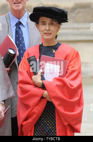 Burma pro Demokratie leader Aung San Suu Kyi erhält die Ehrendoktorwürde zusammen mit sieben anderen Persönlichkeiten an der Encaenia Zeremonie im Sheldonian Theatre in Oxford am 20. Juni 2012. UPI/Paul Treadway.. Stockfoto