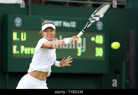 China's Na Li spielt eine Vorhand am ersten Tag des 2012 Wimbledon Championships in London am 25. Juni 2012. UPI/Hugo Philpott Stockfoto