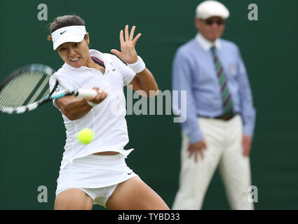 China's Na Li spielt eine Vorhand am ersten Tag des 2012 Wimbledon Championships in London am 25. Juni 2012. UPI/Hugo Philpott Stockfoto