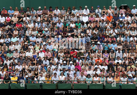 Zuschauer verfolgen die Tennis auf 18 am zweiten Tag des 2012 Wimbledon Championships in London, 26. Juni 2012. UPI/Hugo Philpott Stockfoto