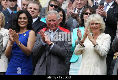 Lady Wilnelia Forsyth (L), Seine Königliche Hoheit Prinz Charles (C) und seine Frau Camilla, Herzogin von Cornwall (R) der Tennis in der Königsloge am dritten Tag der 2012 Wimbledon Championships in London genießen, 27. Juni 2012. UPI/Hugo Philpott Stockfoto