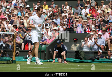 Großbritanniens Andy Murray reagiert in seinem Match gegen Kroatiens Ivo Karlovic am vierten Tag des 2012 Wimbledon Championships in London, 28. Juni 2012. UPI/Hugo Philpott Stockfoto