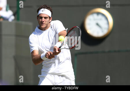 Argentiniens Juan Martin Del Potro liefert in seinem Match gegen Japan Kei Nishikori am sechsten Tag des 2012 Wimbledon Championships in London, 30. Juni 2012. UPI/Hugo Philpott Stockfoto
