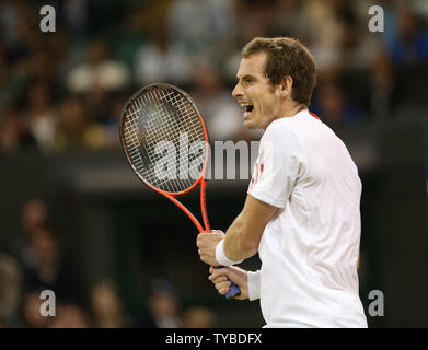 Großbritanniens Andy Murray reagiert in seinem Match gegen Zypern Marcus Baghdatis am sechsten Tag des 2012 Wimbledon Championships in London, 30. Juni 2012. UPI/Hugo Philpott Stockfoto