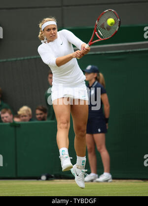 Die Deutsche Sabine Lisicki kehrt in ihrer Übereinstimmung mit der Russischen Maria Sharapova am siebten Tag des 2012 Wimbledon Championships in London, 2. Juli 2012. UPI/Hugo Philpott Stockfoto