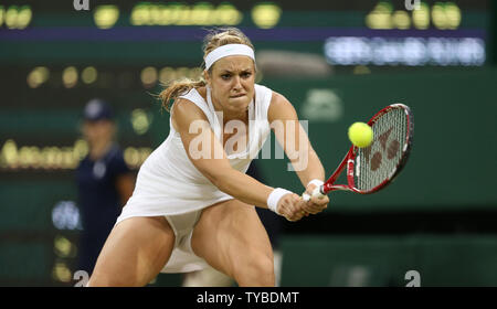 Die Deutsche Sabine Lisicki kehrt in ihr Match gegen Angelique Kerber Am achten Tag der 2012 Wimbledon Championships in London, 3. Juli 2012. UPI/Hugo Philpott Stockfoto