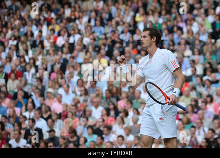 Großbritanniens Andy Murray reagiert in seinem Match gegen Frankreich Jo-Wilfried Tsonga am elften Tag der 2012 Wimbledon Championships in London, 6. Juli 2012. UPI/Hugo Philpott Stockfoto