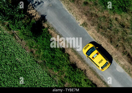 Pattensen, Deutschland. 25. Juni 2019. Ein Fahrzeug des ADAC Pannenhilfe Laufwerke über einen Feldweg. Credit: Hauke-Christian Dittrich/dpa/Alamy leben Nachrichten Stockfoto