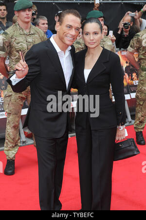 Belgischen Schauspieler Jean Claude Van Damme und seine amerikanische Schauspielerin und ehemalige professionelle weibliche Bodybuilder Frau Gladys Portugues nehmen an der UK Premiere von "Die Verschleißteile 2' im Empire Leicester Square in London am 13. August 2012. UPI/Paul Treadway.. Stockfoto