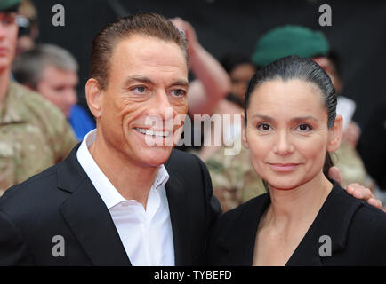 Belgischen Schauspieler Jean Claude Van Damme und seine amerikanische Schauspielerin und ehemalige professionelle weibliche Bodybuilder Frau Gladys Portugues nehmen an der UK Premiere von "Die Verschleißteile 2' im Empire Leicester Square in London am 13. August 2012. UPI/Paul Treadway.. Stockfoto