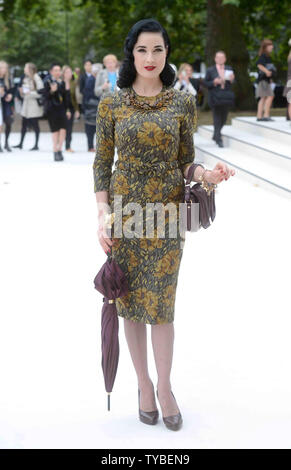 Amerikanische burlesque Tänzerin Dita Von Teese besucht die Burberry Prorsum Frühjahr/Sommer 2013 Womenswear Fashion Show bei der Londoner Fashion Week in Kensington Gardens in London am 17. September, 2012. UPI/Paul Treadway.. Stockfoto