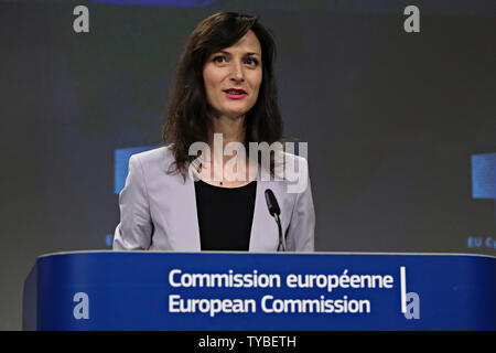 Brüssel, Belgien. 26 Juni, 2019. EU-Kommissarin für die Digitale Wirtschaft und Gesellschaft Mariya Gabriel gibt eine Pressekonferenz über das Inkrafttreten der Cybersicherheit handeln. Credit: ALEXANDROS MICHAILIDIS/Alamy leben Nachrichten Stockfoto