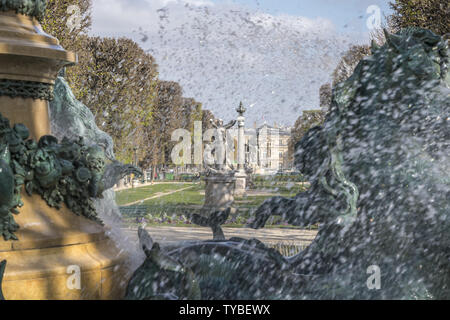 Brunnen Fontaine des Quatre-Parties-du-Monde im im Jardin Marco-Polo, Paris, Frankreich | Brunnen Fontaine de l'Observatoire at Jardin Marco-Polo, Paris, Frankreich | Verwendung weltweit Stockfoto