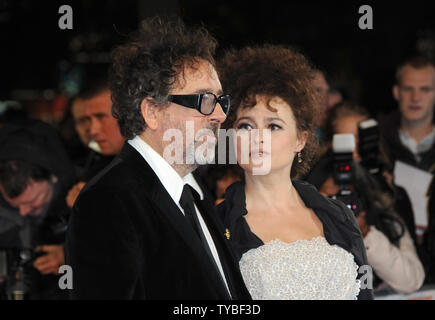 Amerikanische Regisseur Tim Burton und englische Schauspielerin Helena Bonham Carter an der 56th BFI London Film Festival Opening Night Gala Screening von "Frankenweenie 3D' im Odeon Leicester Square in London am 10. Oktober 2012. UPI/Paul Treadway.. Stockfoto