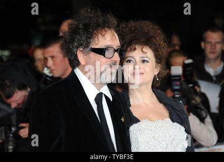 Amerikanische Regisseur Tim Burton und englische Schauspielerin Helena Bonham Carter an der 56th BFI London Film Festival Opening Night Gala Screening von "Frankenweenie 3D' im Odeon Leicester Square in London am 10. Oktober 2012. UPI/Paul Treadway Stockfoto