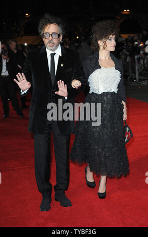 Amerikanische Regisseur Tim Burton und englische Schauspielerin Helena Bonham Carter an der 56th BFI London Film Festival Opening Night Gala Screening von "Frankenweenie 3D' im Odeon Leicester Square in London am 10. Oktober 2012. UPI/Paul Treadway Stockfoto