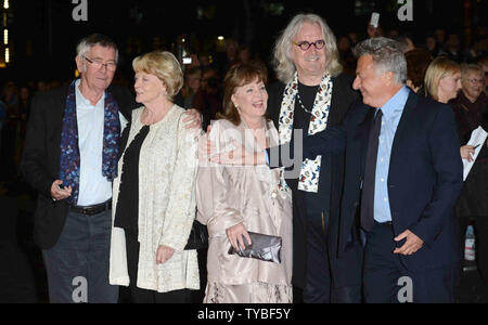 Englisch Schauspieler Tom Courtenay, englische Schauspielerin Maggie Smith, englische Schauspielerin Pauline Collins, schottische Komiker und Schauspieler Billy Connolly und amerikanischer Schauspieler Dustin Hoffman an der Galavorstellung von 'Quartett', während die 56 BFI London Film Festival, das Odeon Leicester Square in London am 15. Oktober 2012. UPI/Paul Treadway.. Stockfoto