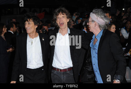 Ronnie Wood, Mick Jagger und Keith Richards aus dem Englischen Band The Rolling Stones besuchen die Premiere von "Crossfire Hurricane' während des 56. BFI London Film Festival, das Odeon Leicester Square in London am 18. Oktober 2012. UPI/Paul Treadway.. Stockfoto