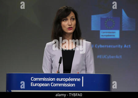 Brüssel, Belgien. 26 Juni, 2019. EU-Kommissarin für die Digitale Wirtschaft und Gesellschaft Mariya Gabriel gibt eine Pressekonferenz über das Inkrafttreten der Cybersicherheit handeln. Credit: ALEXANDROS MICHAILIDIS/Alamy leben Nachrichten Stockfoto