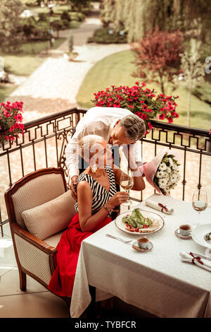 Mann und Frau romantisches Abendessen draußen in Stockfoto