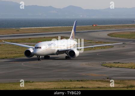 Osaka, Japan - 24. Mai 2014: United Airlines Boeing 787 Dreamliner in Osaka Airport (KIX) in Japan. | Verwendung weltweit Stockfoto