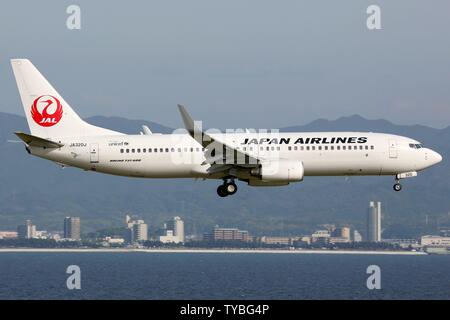 Osaka, Japan - 24. Mai 2014: Japan Airlines Boeing 737-800 am Flughafen Osaka (KIX) in Japan. | Verwendung weltweit Stockfoto