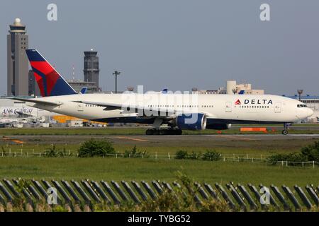 Tokyo, Japan - 16. Mai 2014: Delta Air Lines Boeing 777 in Tokio Narita International (NRT) in Japan. | Verwendung weltweit Stockfoto
