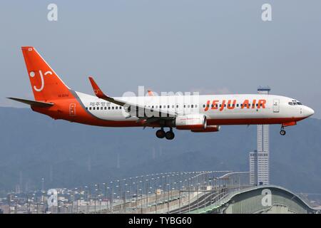 Osaka, Japan - 24. Mai 2014: Jeju Air Boeing 737-800 am Flughafen Osaka (KIX) in Japan. | Verwendung weltweit Stockfoto