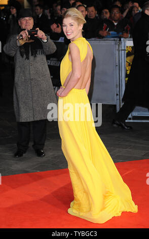 Englische Schauspielerin Rosamund Pike besucht die Weltpremiere von "Jack Reacher" im Odeon Leicester Square in London am 10. Dezember 2012. UPI/Paul Treadway Stockfoto