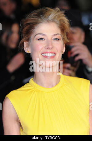Englische Schauspielerin Rosamund Pike besucht die Weltpremiere von "Jack Reacher" im Odeon Leicester Square in London am 10. Dezember 2012. UPI/Paul Treadway Stockfoto