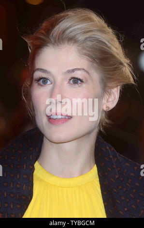 Englische Schauspielerin Rosamund Pike besucht die Weltpremiere von "Jack Reacher" im Odeon Leicester Square in London am 10. Dezember 2012. UPI/Paul Treadway Stockfoto