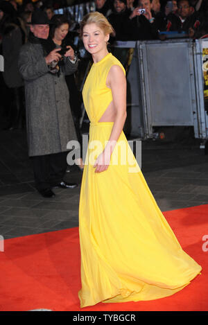 Englische Schauspielerin Rosamund Pike besucht die Weltpremiere von "Jack Reacher" im Odeon Leicester Square in London am 10. Dezember 2012. UPI/Paul Treadway Stockfoto