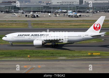 Tokyo, Japan - 22. Mai 2014: Japan Airlines Boeing 777-200in Tokio Haneda (HND) in Japan. | Verwendung weltweit Stockfoto
